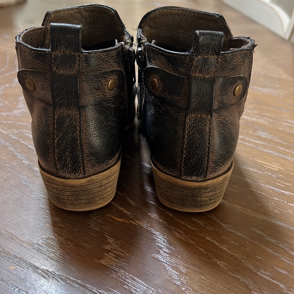 Boots - Picture 3 of 4